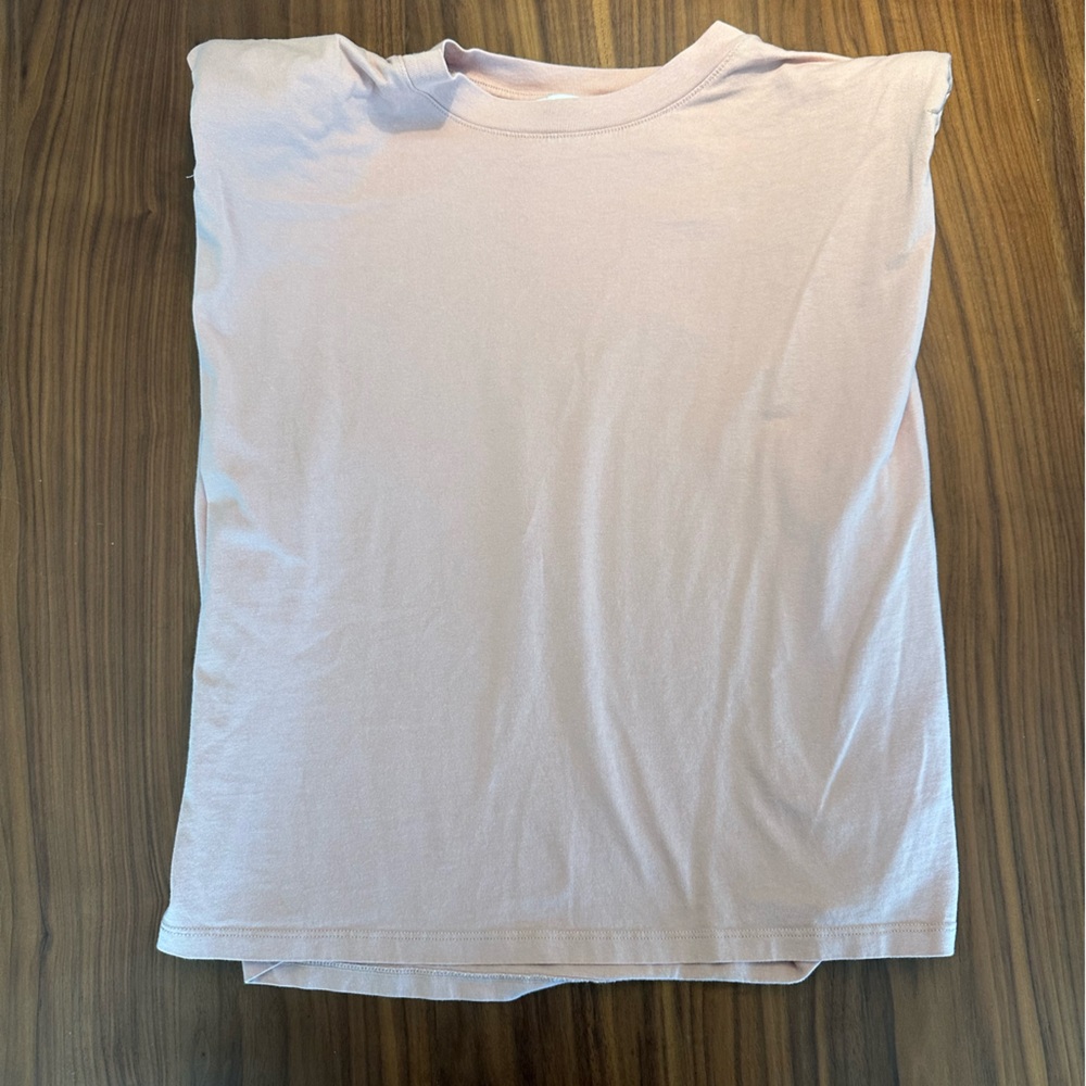 Babaton (Aritzia) | size: M | elevated t shirt with padded shoulder